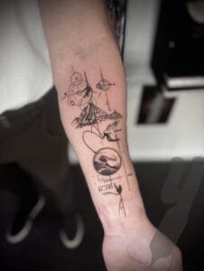 Geometrisk tatovering med bjerge og surfer