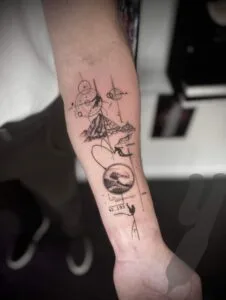 Geometrisk tatovering med bjerge og surfer