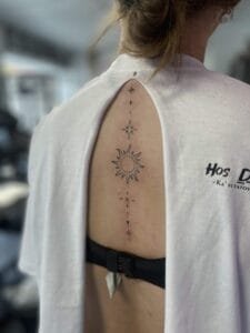 Sol og stjerner tatovering på ryggen