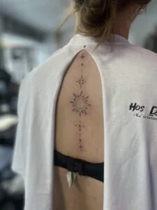 Sol og stjerner tatovering på ryggen