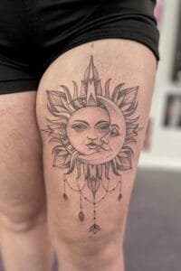 Tatovering af sol og måne på lår