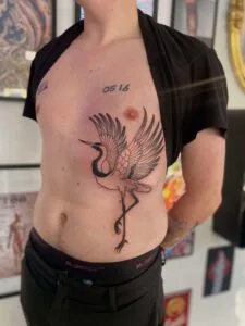 Mand med stor trantatovering på brystet