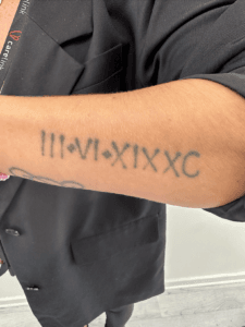 Underarms-tatovering med romertal